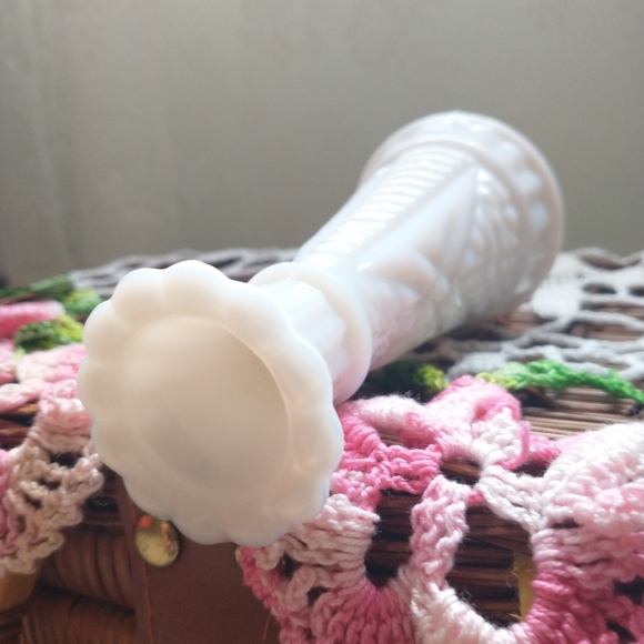Anchor Hocking Milk Glass bud Vase - Picture 2 of 4